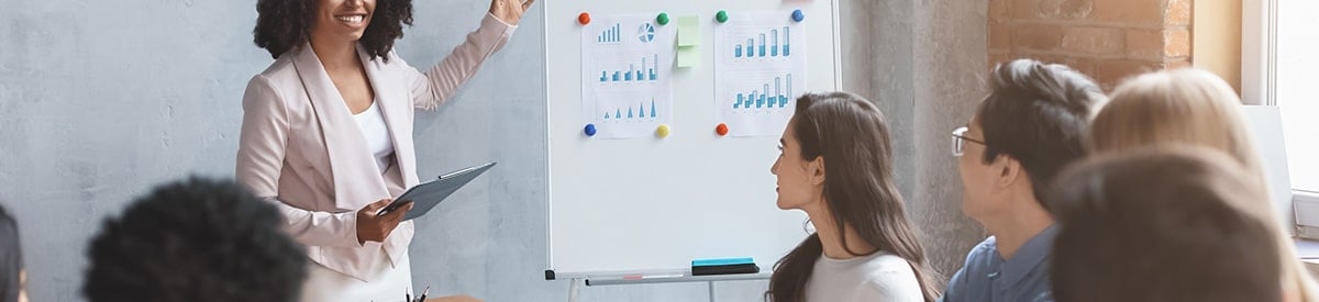 Mujeres haciendo presentaciones en reuniones de negocios